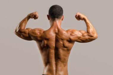 vücut geliştirmeci gösterilen onun sırt, omuz, triceps ve pazı kas, kişisel fitness eğitmeni