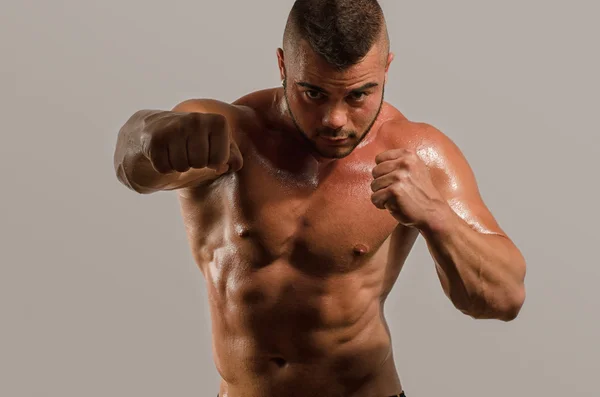 Homme de bodybuilder fort avec abdos, épaules, biceps, triceps et poitrine parfaits, entraînement et frappe de fitness personnel en boxe, mma, kickboxing, arts martiaux — Photo