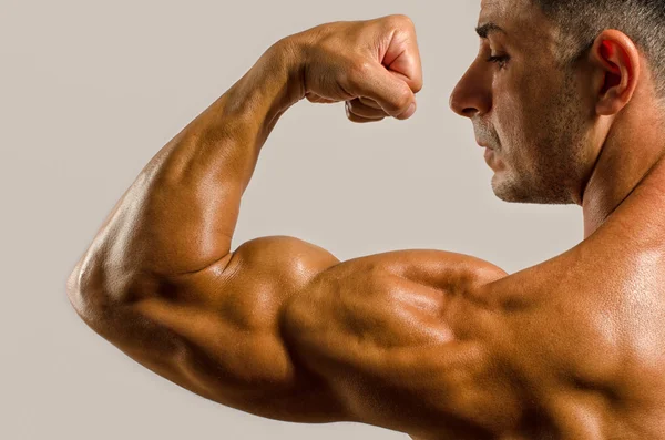 Närbild på en bodybuilder biceps, axel, arm — Stockfoto