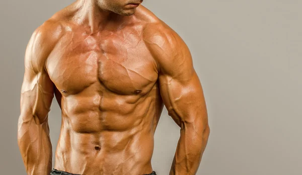 Starker Bodybuilder mit sechs Packen.starker Bodybuilder Mann mit perfektem Bauch, Schultern, Bizeps, Trizeps und Brust, persönlicher Fitnesstrainer, der seine Muskeln anspannt — Stockfoto