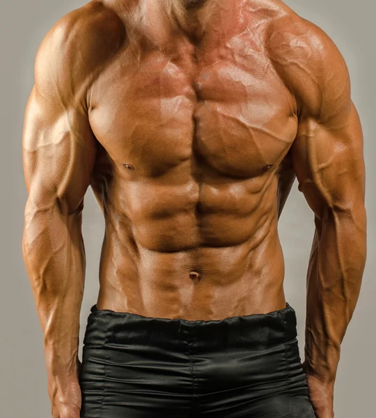 与六块腹肌的强健美。完美的 abs、 肩膀、 肱二头肌、 肱三头肌和胸部，私人健身教练展示他的肌肉强壮健美男子 — 图库照片