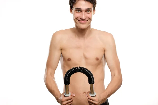 Mager man utbildning hans bicep muskel. Anorektisk ung man utbildning för att bli starkare, flexar en bendy bar — Stockfoto