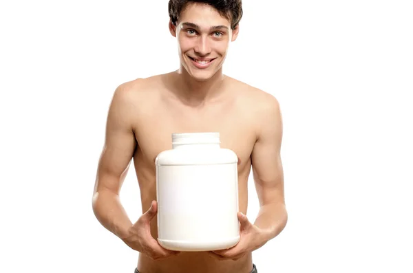Hombre flaco entrenando y bebiendo un batido de proteínas. Hombre joven anoréxico entrenando para volverse más fuerte y usando esteroides — Foto de Stock