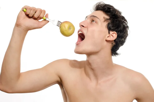 Hombre joven eligiendo comer una manzana orgánica y saludable para una dieta perfecta —  Fotos de Stock