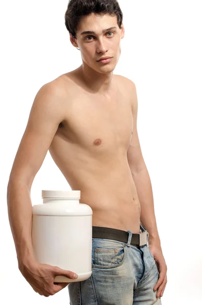 Skinny man training and drinking a protein shake. Anorexic young man training to become stronger and using steroids — 图库照片
