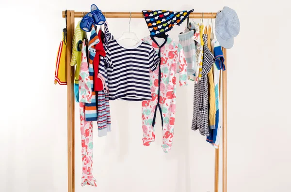 Armário de vestir com roupas organizadas em hangers.Colorful guarda-roupa de recém-nascido, crianças, crianças, bebês em uma raça.Muitas camisetas, calças, camisas, blusas, chapéu, onesie pendurado — Fotografia de Stock