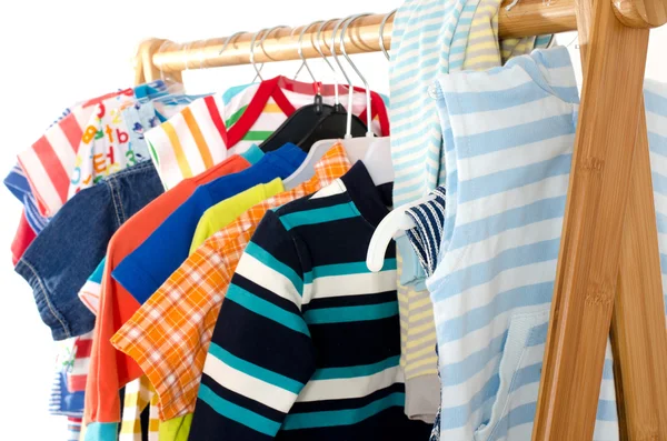 Armário de vestir com roupas organizadas em hangers.Colorful guarda-roupa de recém-nascido, crianças, crianças, bebês cheios de todos os clothes.Many t-shirts, calças, camisas, blusas, onesie pendurado — Fotografia de Stock