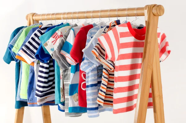 Lemari pakaian dengan pakaian diatur pada hangers.Colorful lemari pakaian bayi yang baru lahir, anak-anak, balita, bayi penuh dari semua clothes.Banyak t-shirt, celana, kemeja, blus, onesie menggantung — Stok Foto