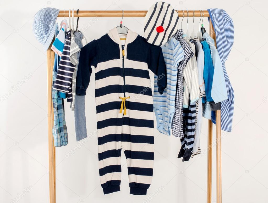 Armoire De Dressing Avec Des Vetements Disposes Sur Cintres Armoire Marine De Nouveau Ne Enfants Tout Petits Bebes Sur Un Rack Beaucoup De T Shirts Pantalons Chemises Chemisiers Une Seule Pendaison Image Libre De Droit