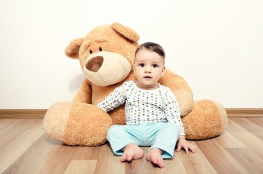En iyi arkadaşı ile konuşan güzel masum yenidoğan teddy