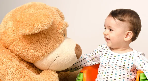 Hermoso recién nacido inocente hablando con su mejor amigo, teddy —  Fotos de Stock