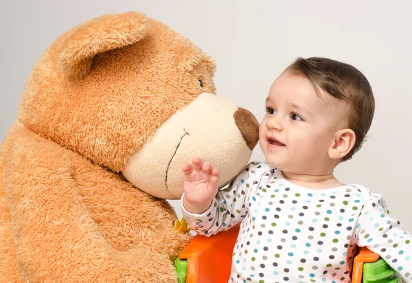 Прекрасный невинный новорожденный разговаривает со своим лучшим другом, Тедди — стоковое фото