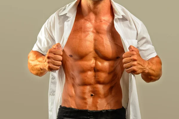 Fechar o abdómen perfeito. Topless forte fisiculturista com seis pac — Fotografia de Stock