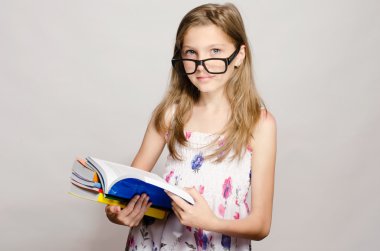 küçük kız gözlük okuma bazı kitaplar, çocuğun öğrenme, Çocuk eğitimi ile