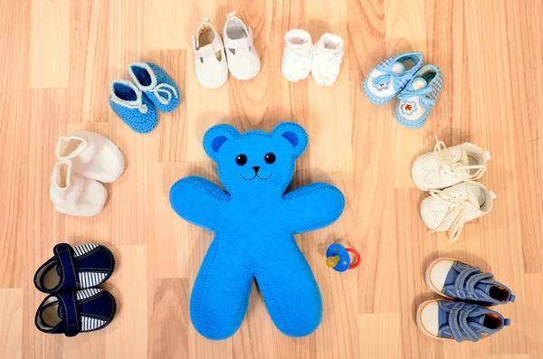 Baby jongen schoenen gerangschikt in een lijn. — Stockfoto