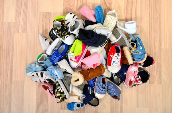 Nahaufnahme auf einem großen Stapel Babyschuhe. — Stockfoto