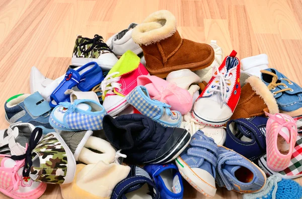 Nahaufnahme auf einem großen Stapel Babyschuhe. — Stockfoto