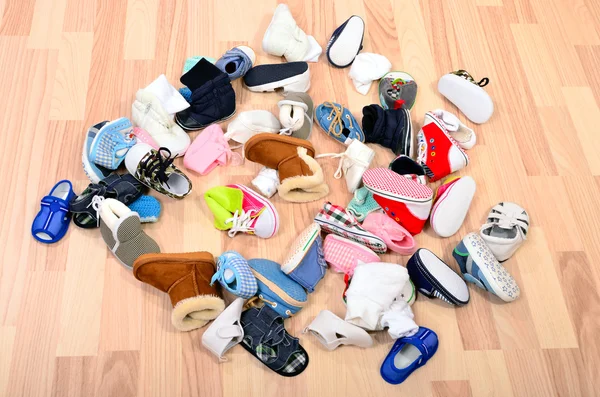 Hautnah auf einem großen Stapel Babyschuhe. Unaufgeräumter Stapel von Jungen und Mädchen Schuhen. — Stockfoto