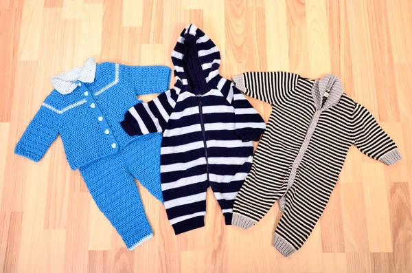 Baby boy winter romper set lying on the floor. — Stock Photo, Image