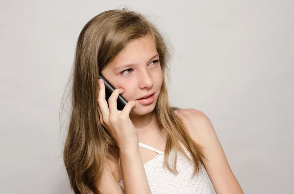 Молодая девушка разговаривает по телефону. — стоковое фото