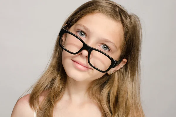 Mooi meisje dragen grote brillen en op zoek naar slimme — Stockfoto