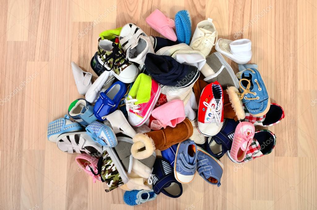 Gros plan sur une grosse pile de chaussures de bébé . image libre de droit  par iulianvalentin © #89387196