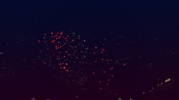 Vista dall'alto di fuochi d'artificio festivi colorati nel cielo notturno sullo sfondo della città notturna — Video Stock