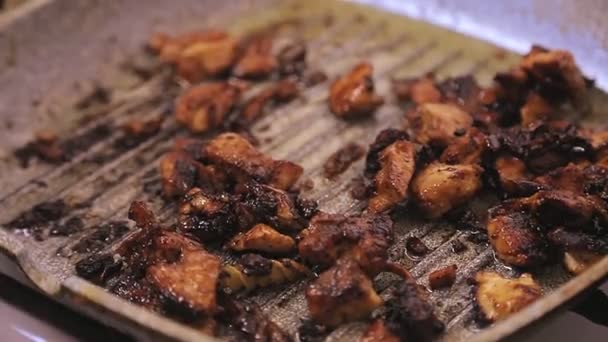 Gefrituurde kipfilet verbrand in een pan — Stockvideo