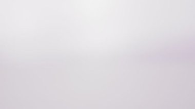 Beyaz arka planda hareket eden koronavirüs aşısı şişesi..