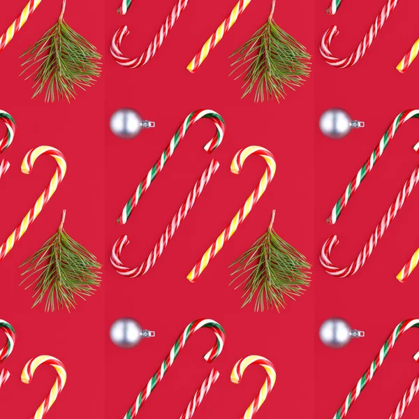 Fondo de navidad rojo con ramita de abeto, caramelo, juguetes papel pintado sin costuras. —  Fotos de Stock