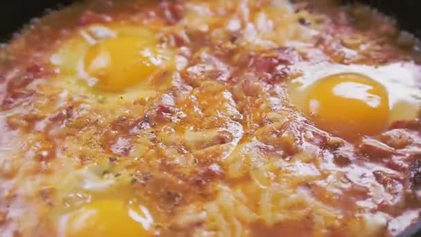 Israëlische gebakken eieren shakshuka draaien in een cirkel — Stockvideo