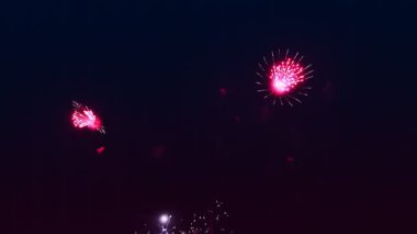 Pembe mor havai fişeklerin parlak alevi kara gece gökyüzüne karşı