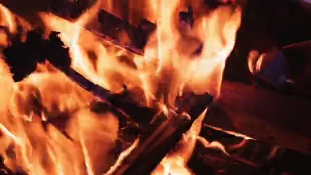 Płonące drewno w zamkniętym piecu o zmierzchu. — Wideo stockowe