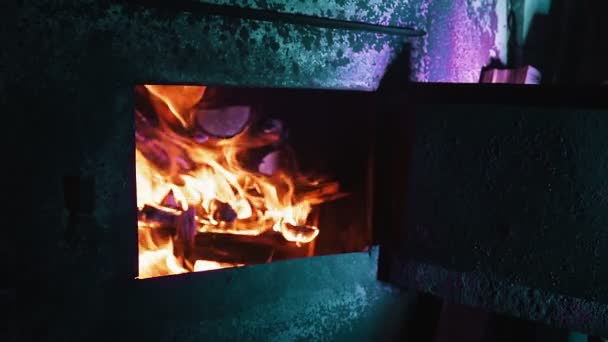 La stufa è riscaldata e la legna brucia con una fiamma luminosa — Video Stock