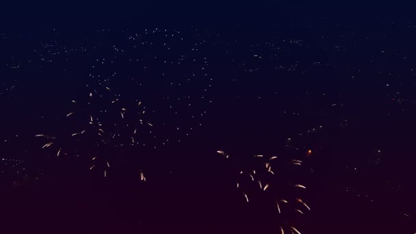 Horní pohled pestrobarevná světla Slavnostní ohňostroj na noční obloze na pozadí nočního města. — Stock video