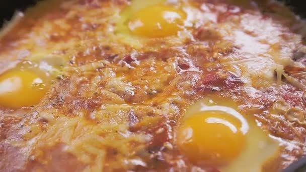 Israeli fried eggs shakshuka rotate in a circle. — Stock Video