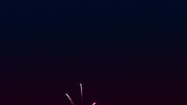 Kara gece gökyüzünde havai fişekler saçılıyor