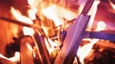 Alacakaranlıkta kapalı bir fırında yanan odun..