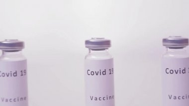 İnsanları aşılamak için koronavirüs aşısı yapıyorlar..