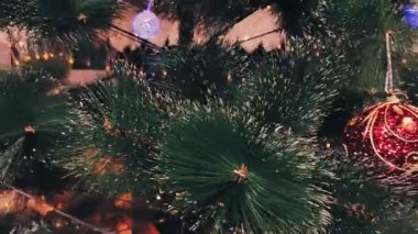 Süslemeli Noel ağacı Işıklar, altın ve kırmızı toplarla.