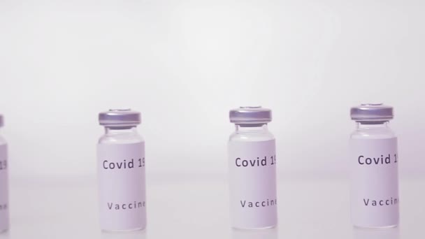 Elaborar una vacuna contra el coronavirus para vacunar a las personas — Vídeo de stock