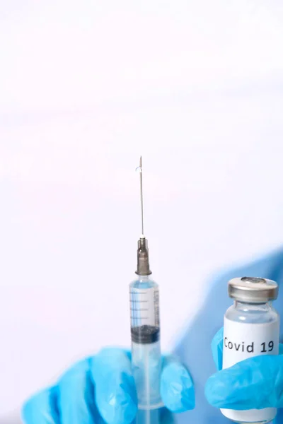 Руках Лікаря Шприц Вакциною Проти Вірусу Вертикальне Фото — стокове фото