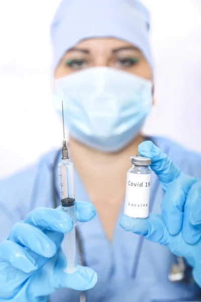 Een Injectieflacon Met Een Vaccin Tegen Het Virus Een Spuit — Stockfoto