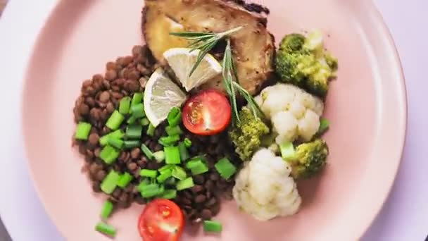 Poisson Cuit Four Avec Lentilles Brocoli Romarin Sur Cercle Gros — Video