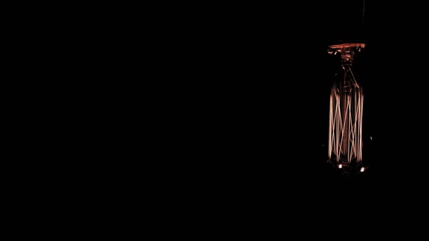 Lampu Pijar Dengan Tungsten Spiral Menyala Dan Padam Pada Latar — Stok Video
