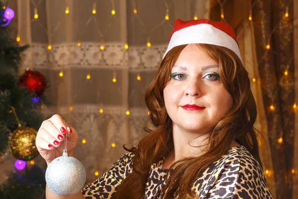Una Mujer Cabello Castaño Sombrero Santa Junto Árbol Navidad Con — Foto de Stock
