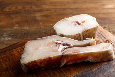 Tahta üzerinde taze morina balığı bifteği. Yatay fotoğraf