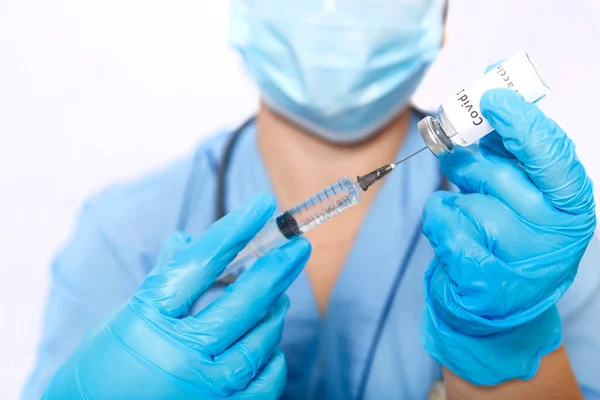 Een Handschoenarts Vult Een Spuit Met Een Virusvaccin Horizontale Foto — Stockfoto