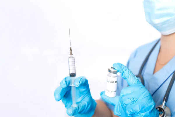 Een Injectieflacon Met Een Coronavirusvaccin Een Spuit Handen Van Een — Stockfoto