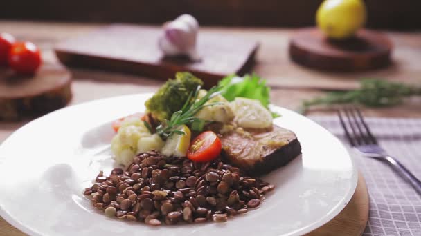 Main Une Femme Saupoudre Poisson Cuit Four Avec Des Lentilles — Video